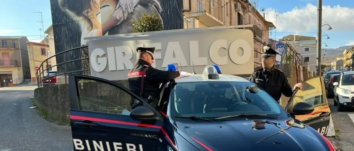 Inventano un falso incidente e truffano un anziano a Soveria Simeri, un arresto. Denunciata una ragazza\n