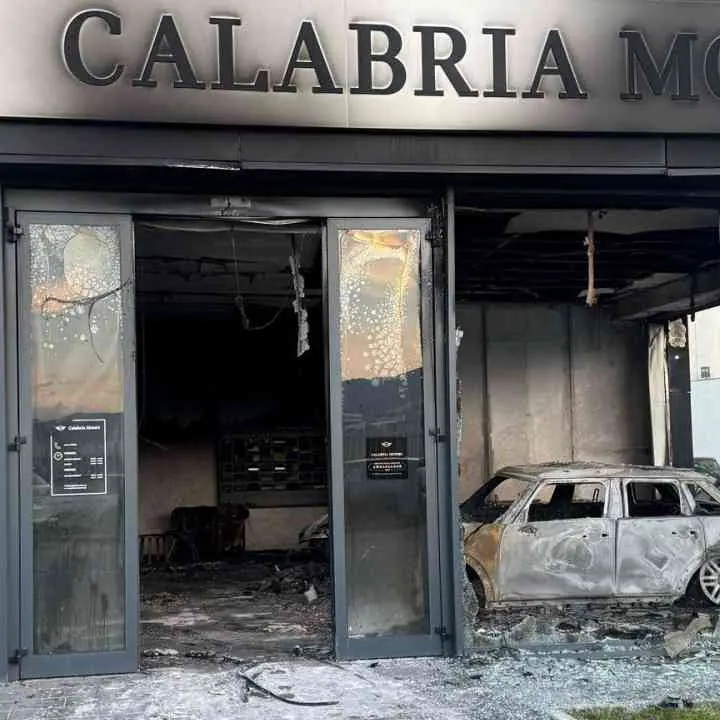 Concessionaria in fiamme, la solidarietà a\u00A0Emanuele\u00A0Ionà. Occhiuto:\u00A0«Imprenditore bravo e coraggioso»\n