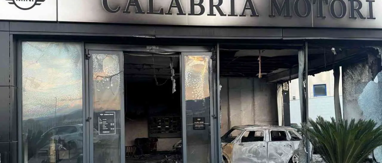 Concessionaria in fiamme, la solidarietà a\u00A0Emanuele\u00A0Ionà. Occhiuto:\u00A0«Imprenditore bravo e coraggioso»\n