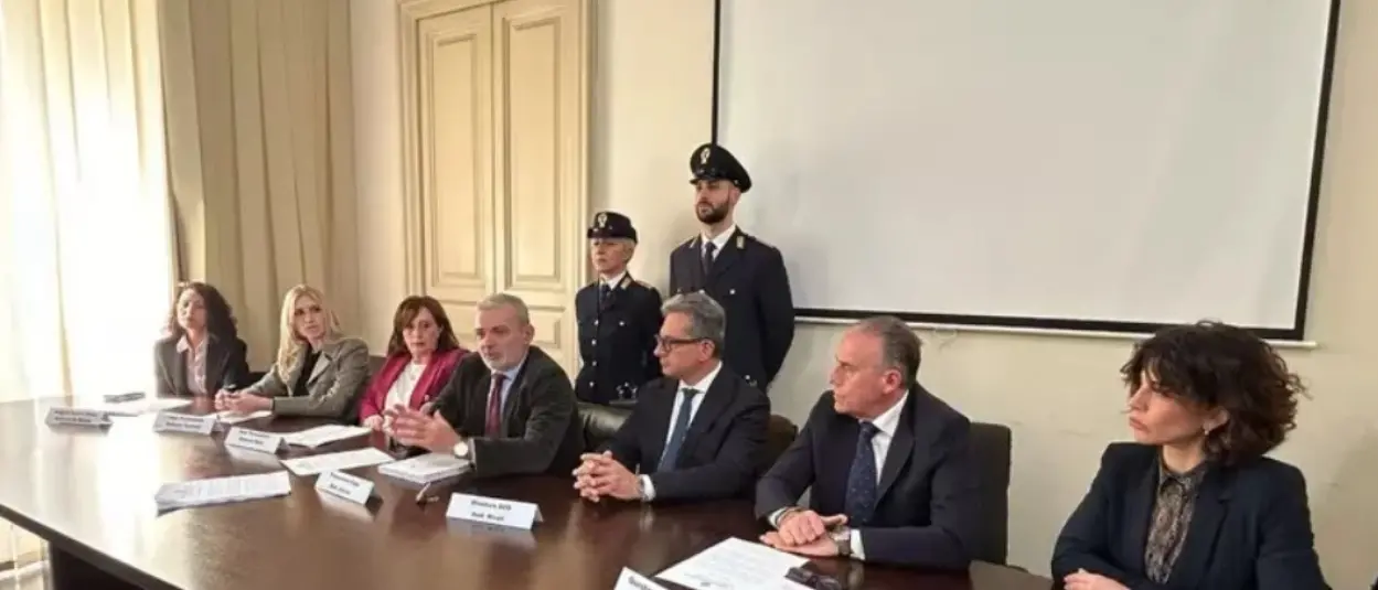 «I trafficanti sapevano della strage di Cutro, 3mila clandestini entrati in Italia dal 2021»: i dettagli dell’inchiesta che ha portato a 15 arresti\n