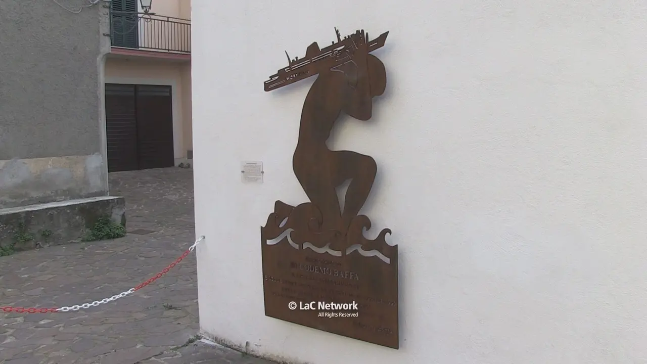 <p>L&#39;installazione artistica in ricordo del disastro del Moby Prince realizzata da Salvatore Baffa</p>\\n