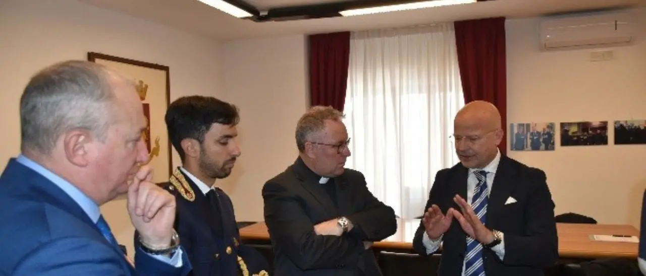Crotone, il vescovo Torriani in visita alla questura\n
