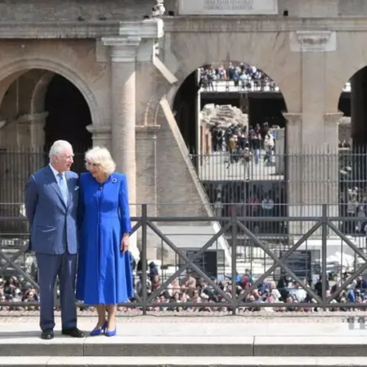 Carlo III in Parlamento, Camilla tra mosaici e letture: il viaggio reale in Italia\n