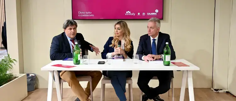 “L’Alberello Enotrio”, la Calabria agroalimentare\u00A0al Vinitaly di Verona:\u00A0presentato il volume\u00A0del\u00A0giornalista Tigani Sava\u00A0\n