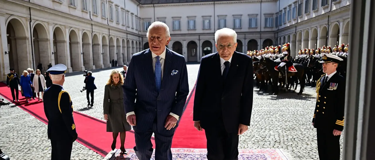 Caponata reale e spigola democratica: Re Carlo al Quirinale mangia italiano (ma sobrio)