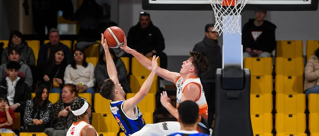 Basket, una Viola Reggio decisamente incolore cade contro Bisceglie: nuova sconfitta casalinga nel play in gold