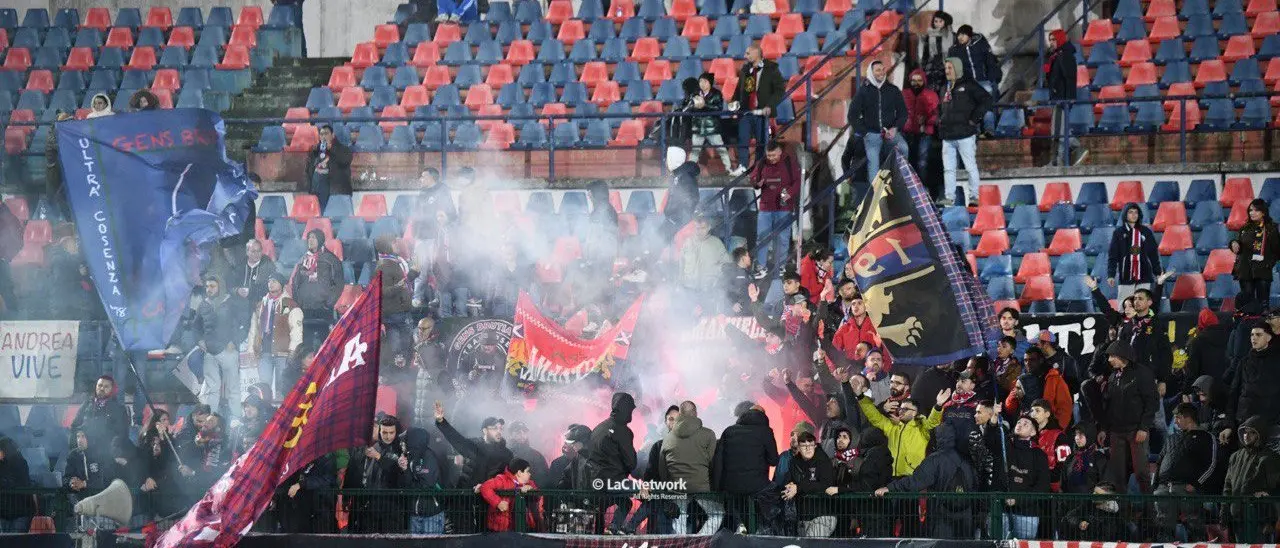 Cosenza, i tifosi della Curva Sud: «Non saremo più presenti al “Marulla” fino a fine stagione»