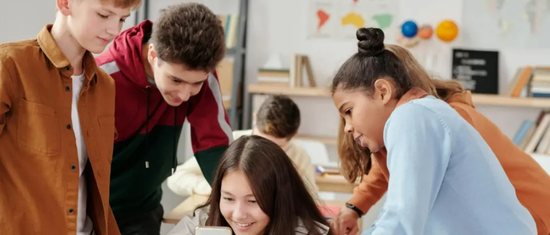 Minori sempre più connessi, Save the Children: «Un bambino su tre usa il telefonino tutti i giorni»\n