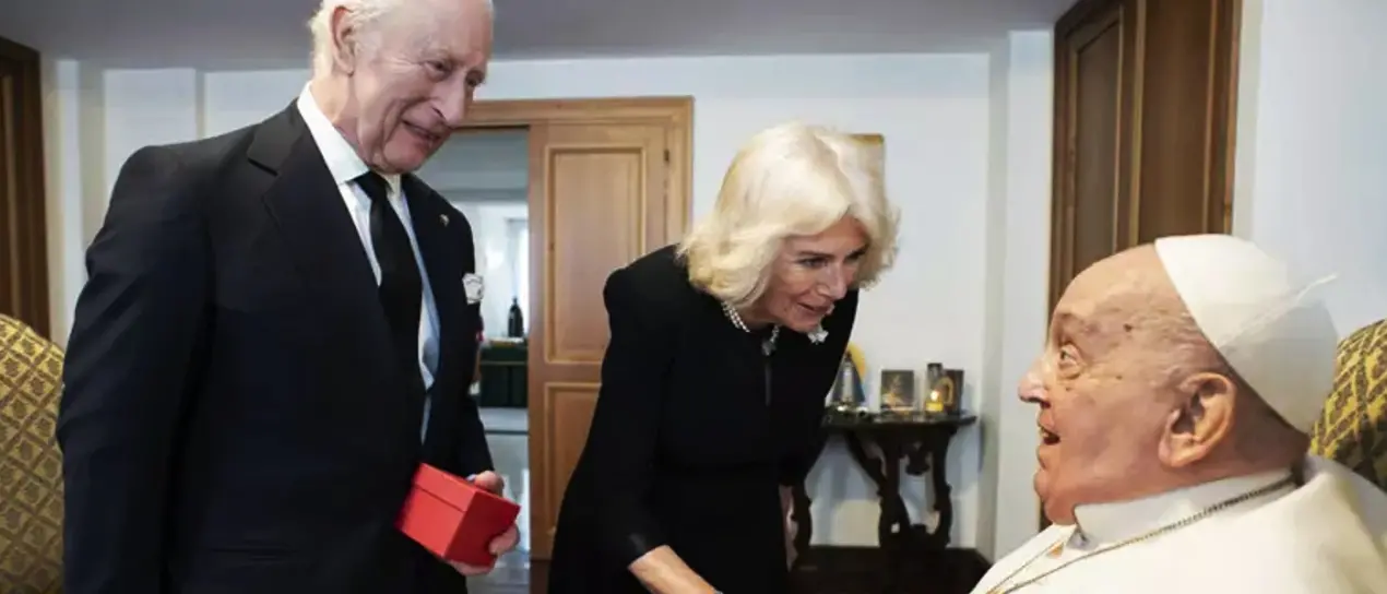 Papa Francesco incontra i reali Carlo e Camilla: sorridente e senza ossigeno\n