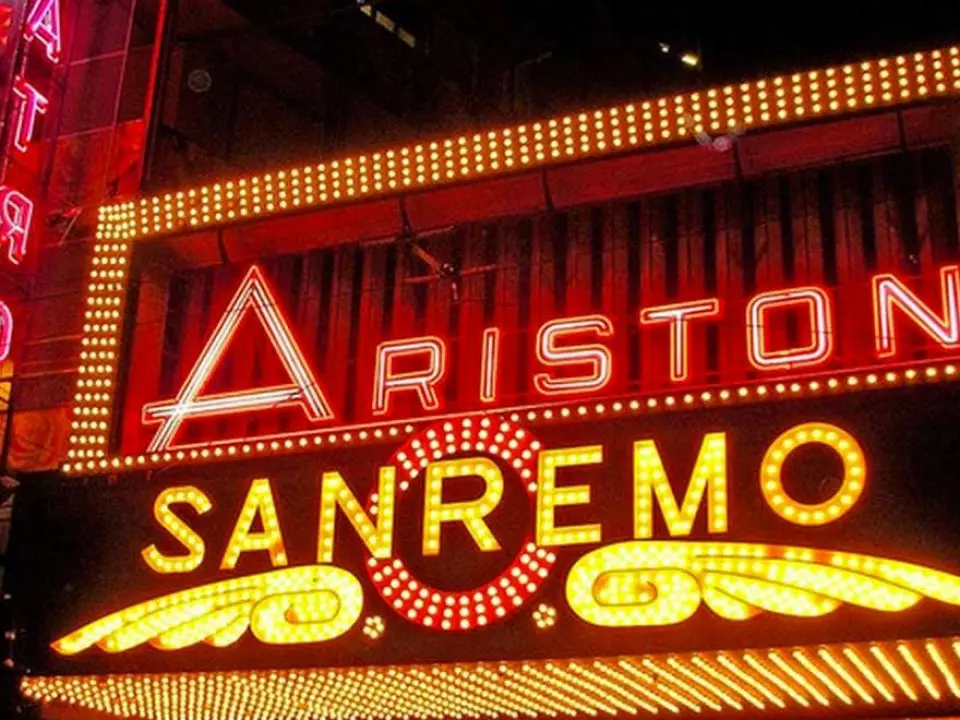 Sanremo 2026 resta in Riviera, ma si prepara a cambiare pelle: Conti sogna un’Ariston “alla toscana”