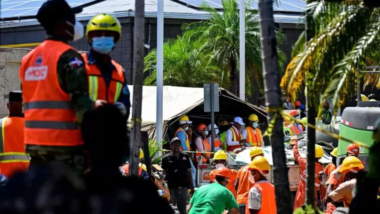 Soccorritori al lavoro dopo il crollo della discoteca a Santo Domingo