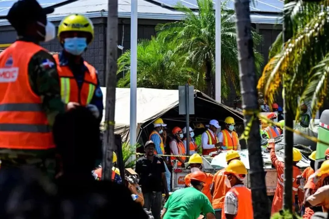 Soccorritori al lavoro dopo il crollo della discoteca a Santo Domingo