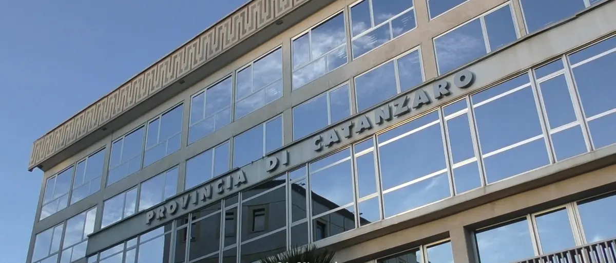 Quel che resta delle Province in Calabria, pochi servizi e molti debiti: a Catanzaro un disavanzo di 36 milioni\u00A0\n