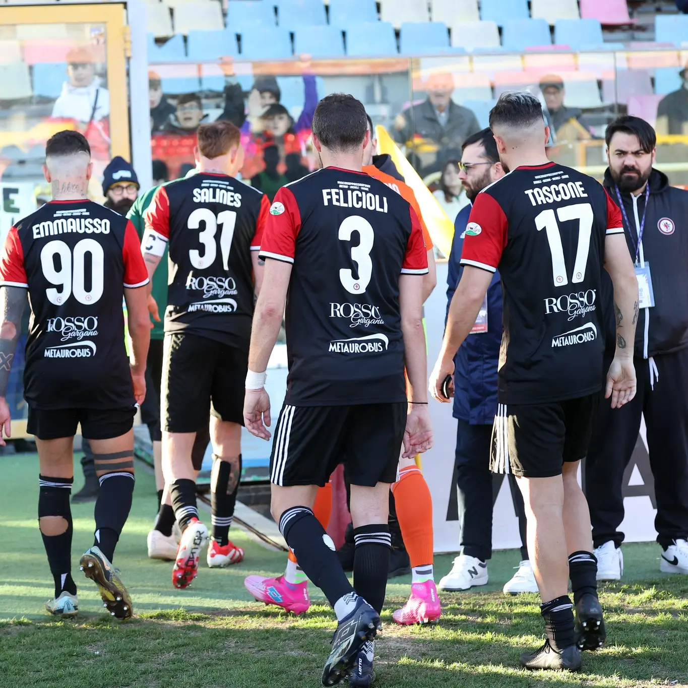 Crotone-Foggia, il presidente si dimette e i giocatori della squadra pugliese si pagano pasti e\u00A0albergo\n