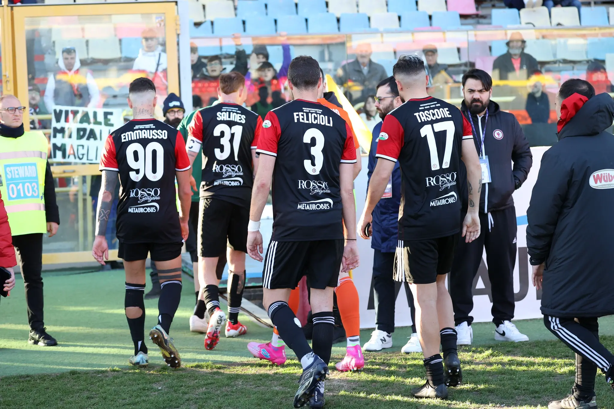 Crotone-Foggia, il presidente si dimette e i giocatori della squadra pugliese si pagano pasti e\u00A0albergo\n