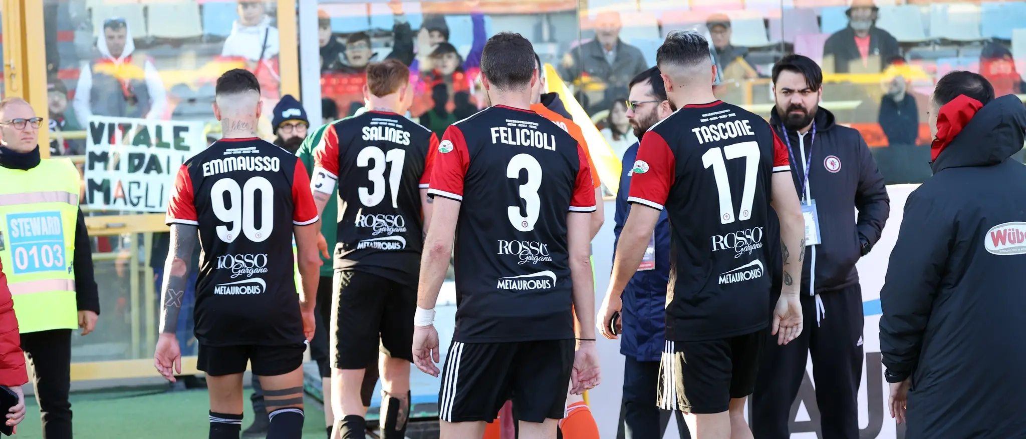 Crotone-Foggia, il presidente si dimette e i giocatori della squadra pugliese si pagano pasti e\u00A0albergo\n