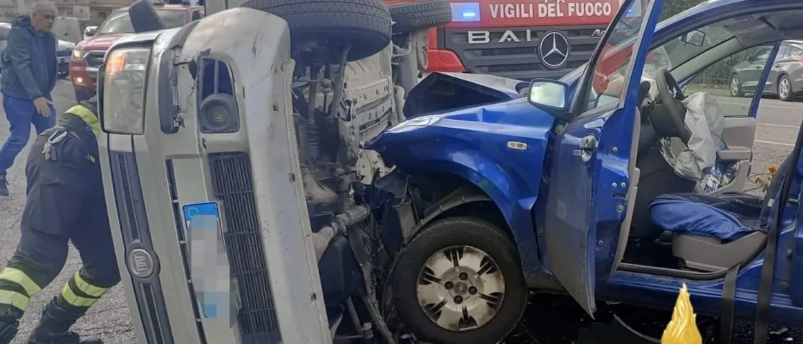 Carambola tra due auto a Lamezia Terme, tre feriti\n