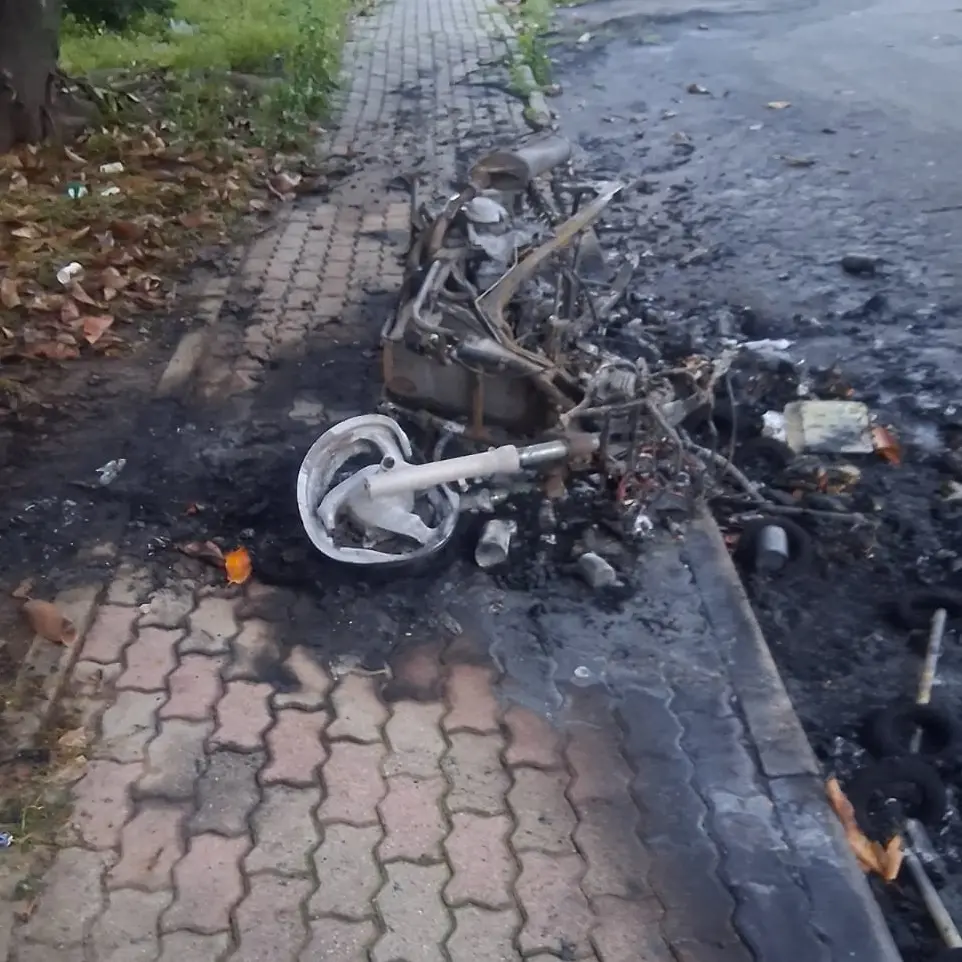 Bidoni per rifiuti a fuoco nella\u00A0notte al rione Marconi di Reggio, residenti preoccupati: «Non siamo al sicuro»\n