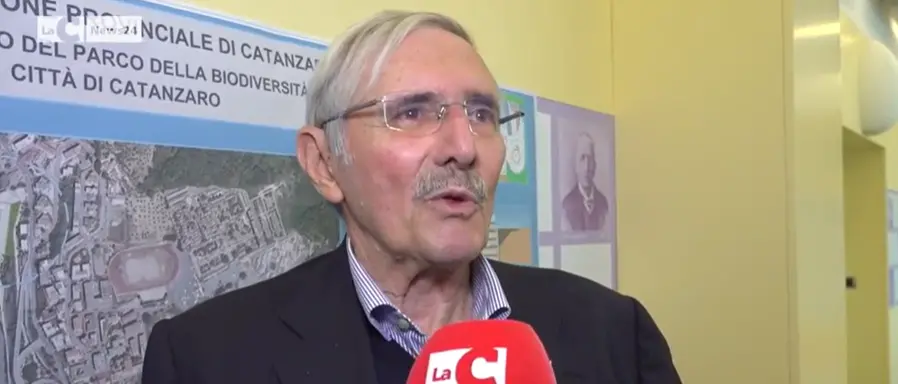 Catanzaro piange Michele Traversa, proclamato lutto cittadino e bandiere a mezz’asta in Comune\n