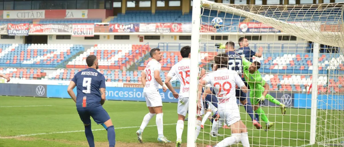 Cosenza, contro il Brescia un pari inutile: l'1-1 avvicina i Lupi alla retrocessione