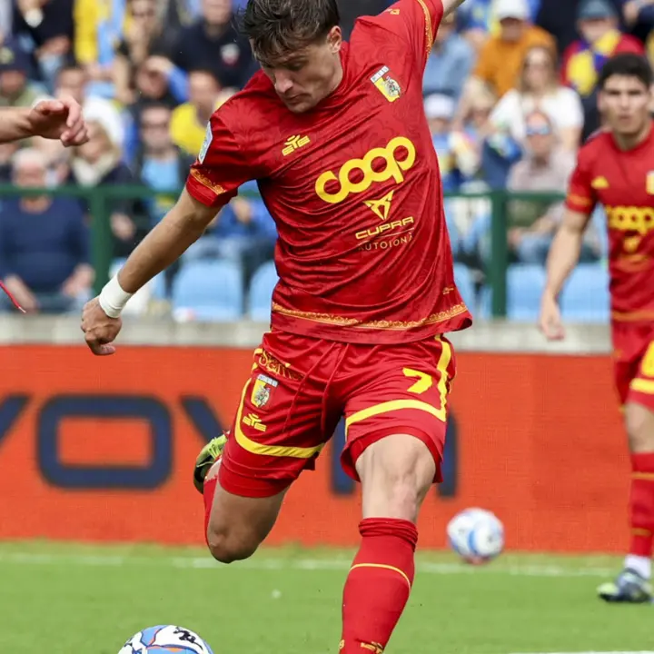 Carrarese-Catanzaro, le Aquile non vanno oltre il pareggio allo Stadio dei Marmi: finale 2 a 2\n