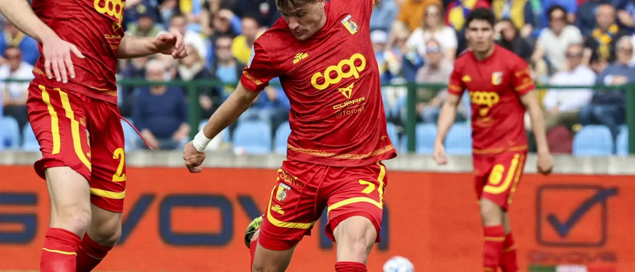 Carrarese-Catanzaro, le Aquile non vanno oltre il pareggio allo Stadio dei Marmi: finale 2 a 2\n