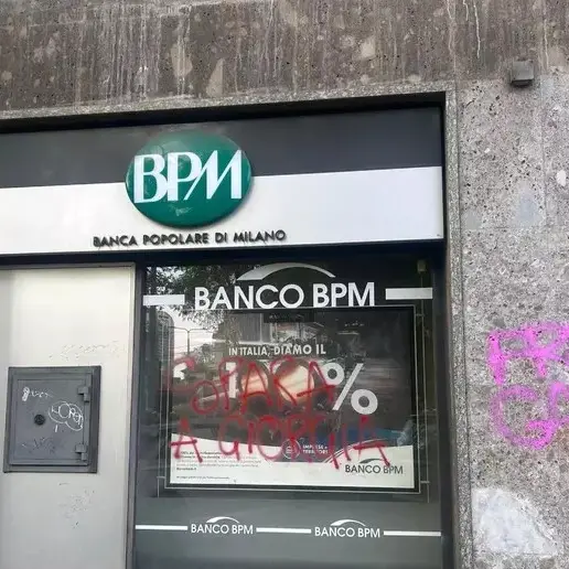 Tensioni al corteo pro Palestina a Milano. E su una vetrina compare la scritta “Spara a Giorgia”