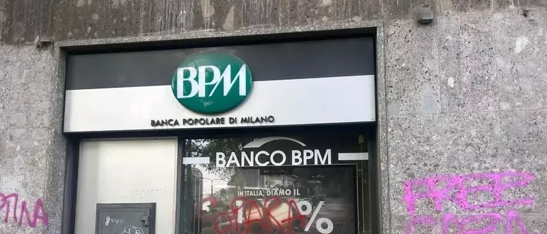 Tensioni al corteo pro Palestina a Milano. E su una vetrina compare la scritta “Spara a Giorgia”