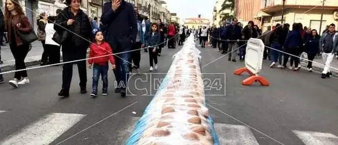 Siderno, anche quest'anno la Sguta da record: è il dolce pasquale più lungo al mondo\n