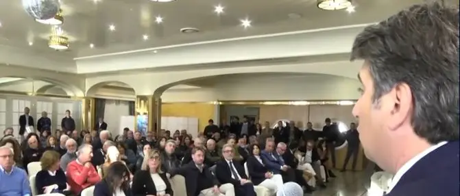 Sanità, comitati e politici all’iniziativa di Lo Schiavo a Vibo: «Occhiuto fa ridere quando si vanta dei risultati. Calabria ancora ultima»\n