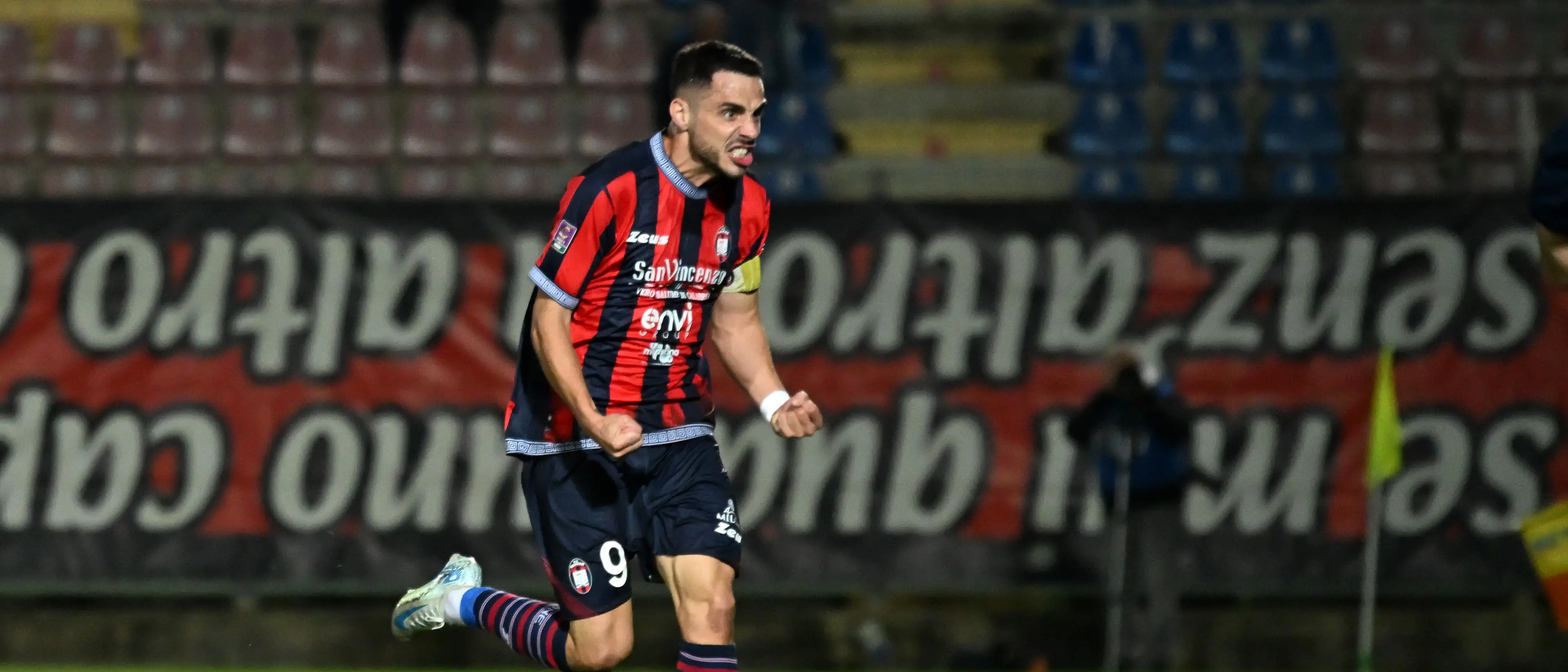 Serie C, il Crotone si prende il terzo posto con tre squilli contro il Foggia: allo Scida finisce 3-2\n