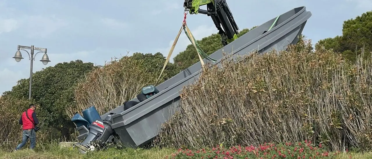 Roccella Ionica, barca con 25 migranti a bordo arenata nei pressi del porto: è il primo arrivo\u00A0del 2025\n\u00A0\n