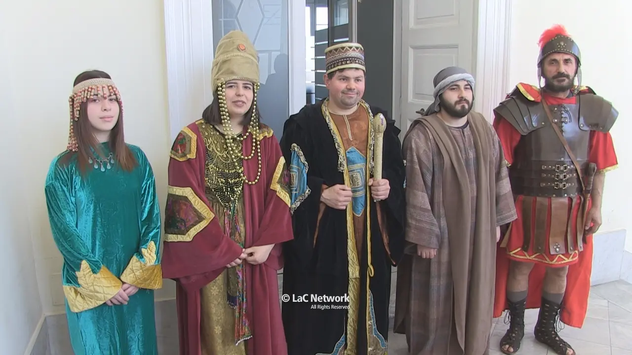 <p>Alcuni interpreti della Giudaica presenti in costume alla conferenza stampa</p>\\n
