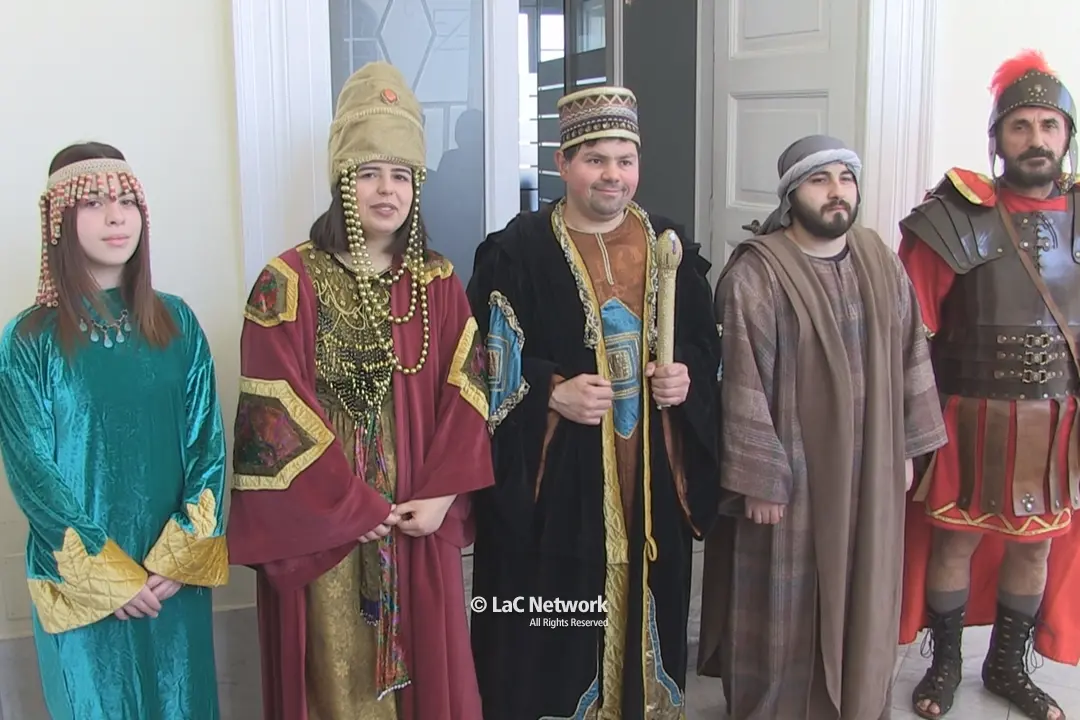 <p>Alcuni interpreti della Giudaica presenti in costume alla conferenza stampa</p>\\n