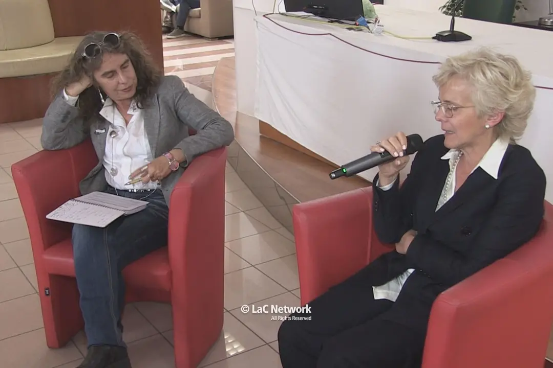 <p>Elena Cattaneo dialoga con Giovanna Vingelli</p>\\n