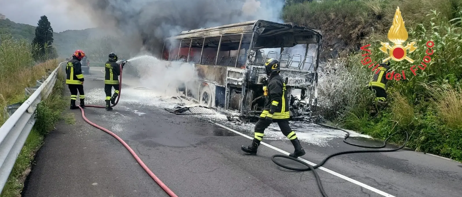 Autobus a fuoco a Squillace, il conducente si accorge del fumo e fa scendere i passeggeri\n