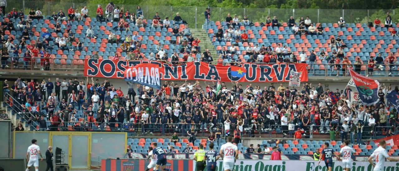 Fumogeni e petardi per protesta contro Guarascio: arriva un’altra multa (da 5mila euro) per il Cosenza