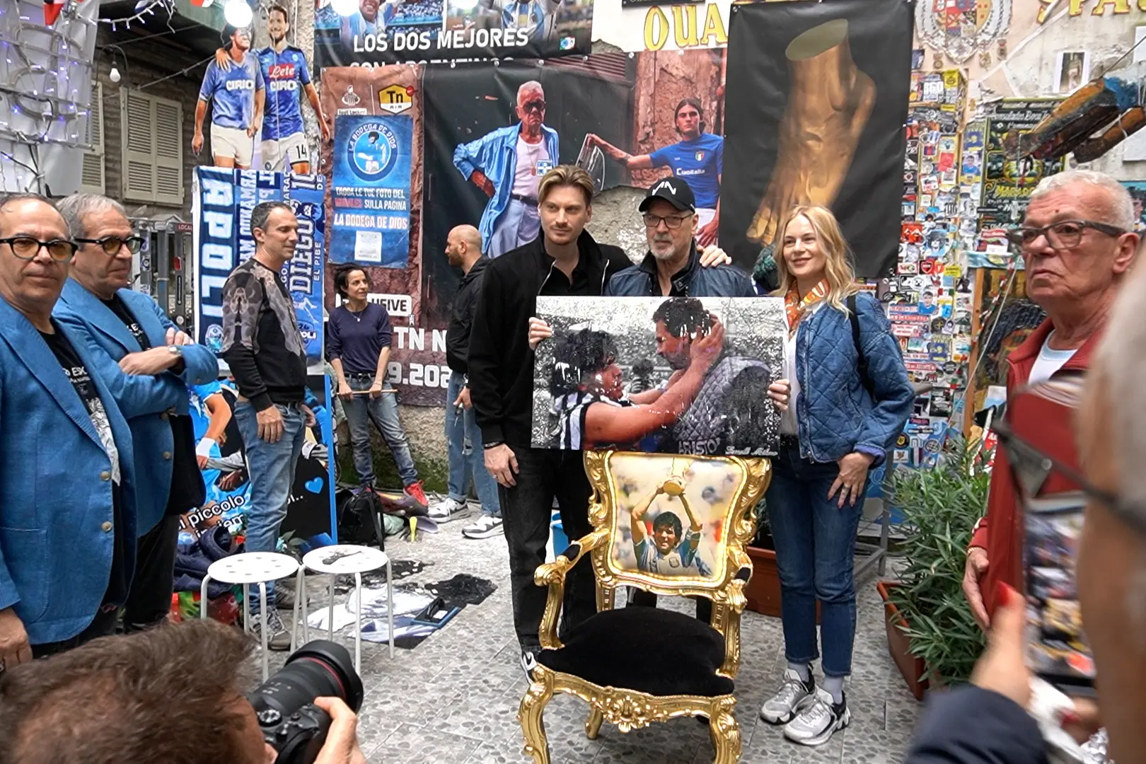 <p>Stefano Tacconi mostra il quadro, affiancato dal figlio Andrea e dalla moglie Laura Speranza</p>\\n