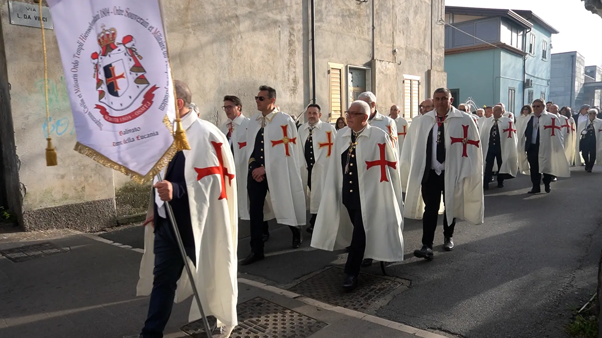 <p>I cavalieri templari sfilano per le vie di Praia a Mare</p>\\n