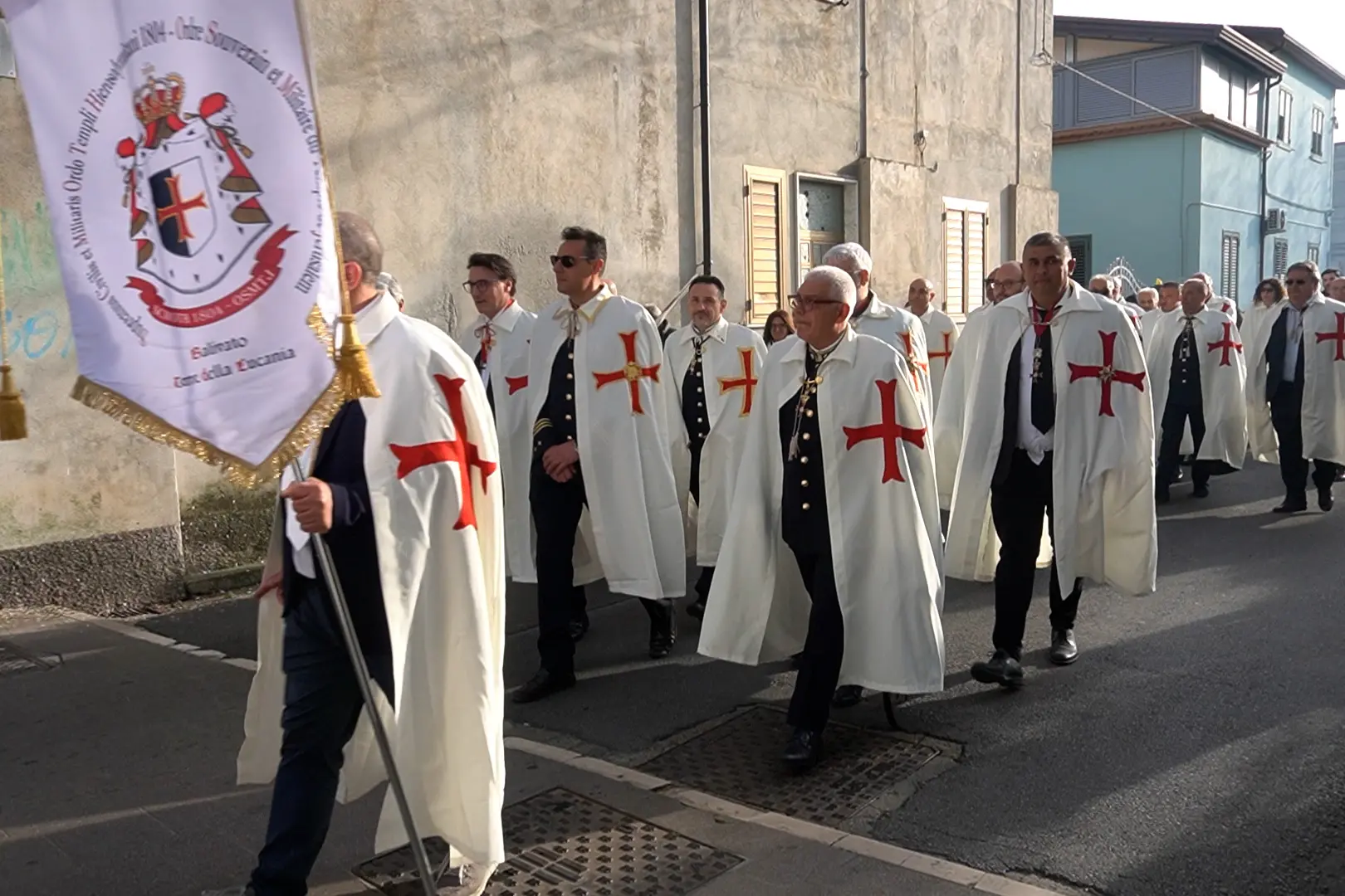 <p>I cavalieri templari sfilano per le vie di Praia a Mare</p>\\n