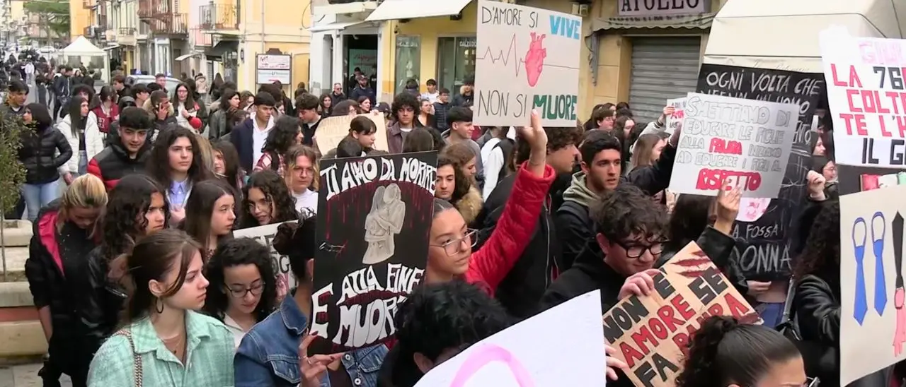 Vibo Valentia, la protesta degli studenti contro il femminicidio: «Siamo il grido di chi non può più parlare»\n
