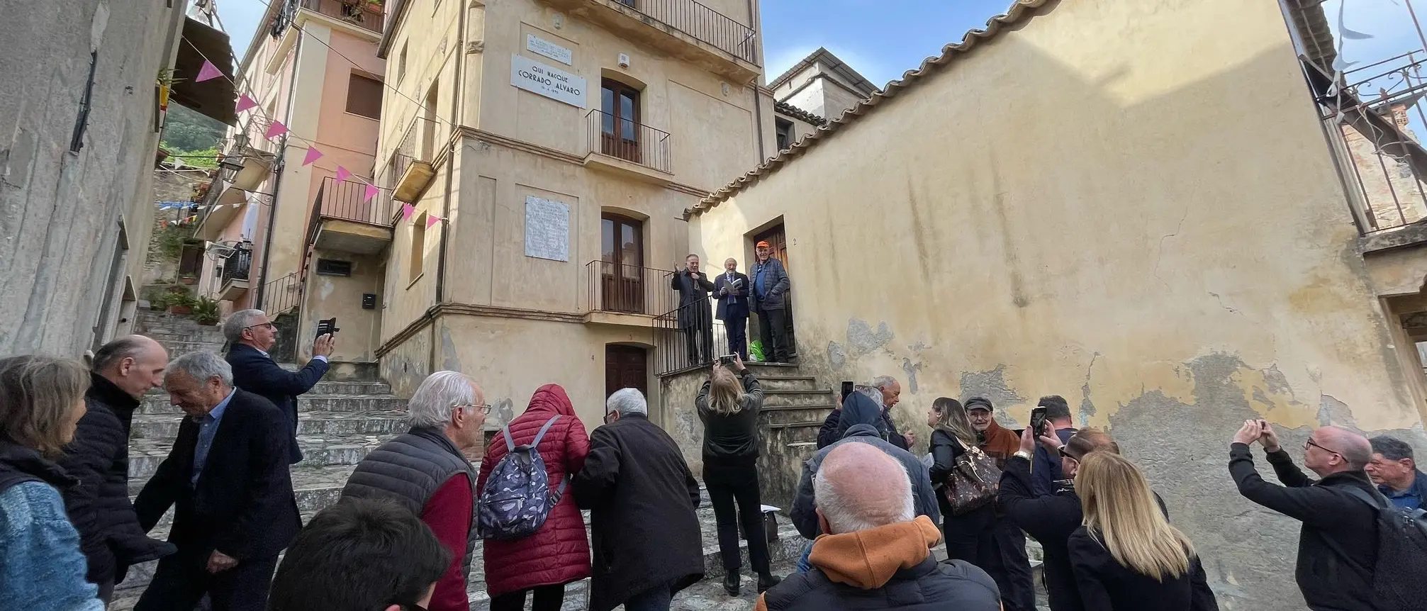 San Luca, sit in davanti alla casa di Corrado Alvaro a 130 anni dalla nascita: «Lo scioglimento della Fondazione privo di senso»