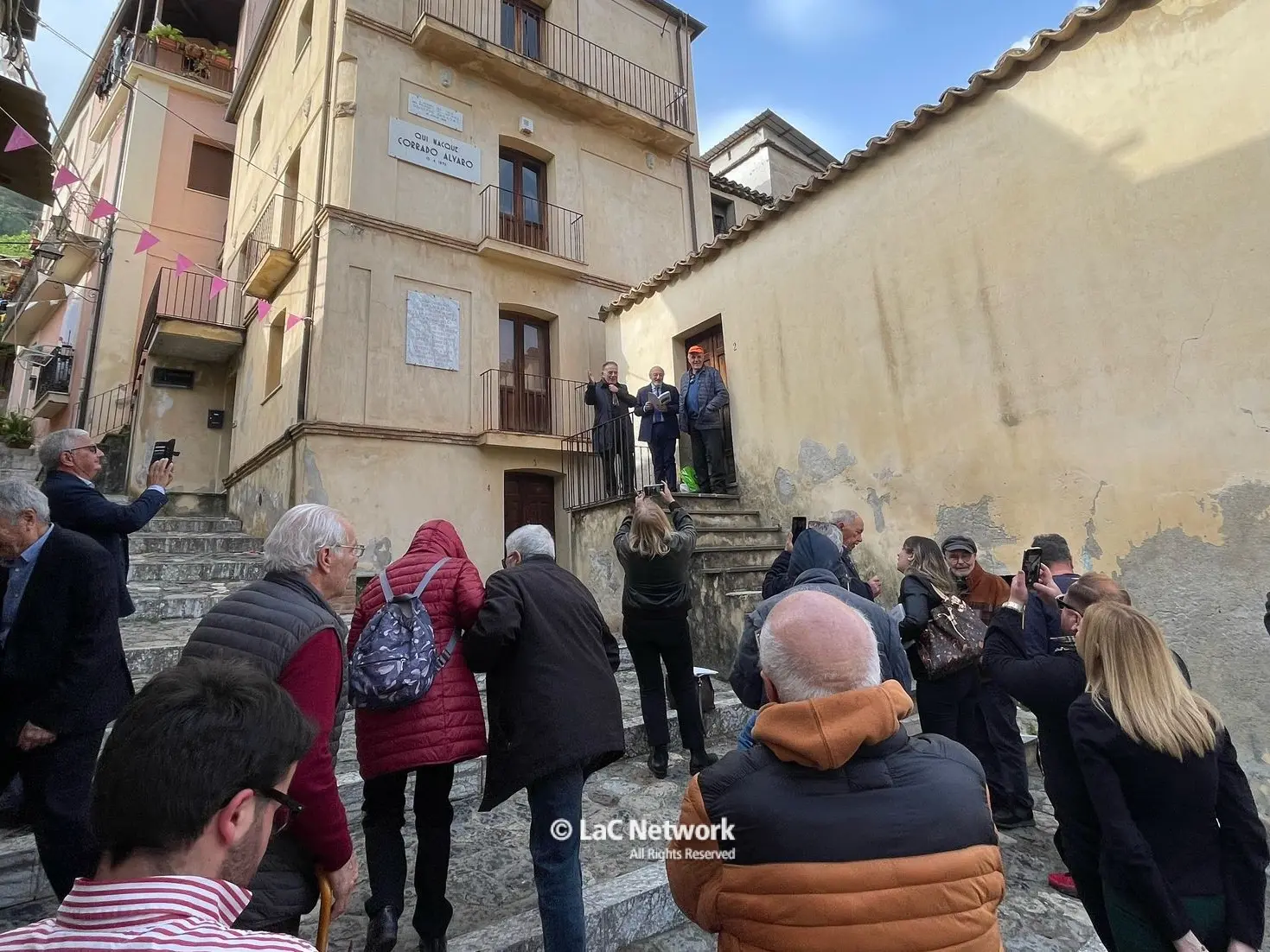 San Luca, sit in davanti alla casa di Corrado Alvaro a 130 anni dalla nascita: «Lo scioglimento della Fondazione privo di senso»