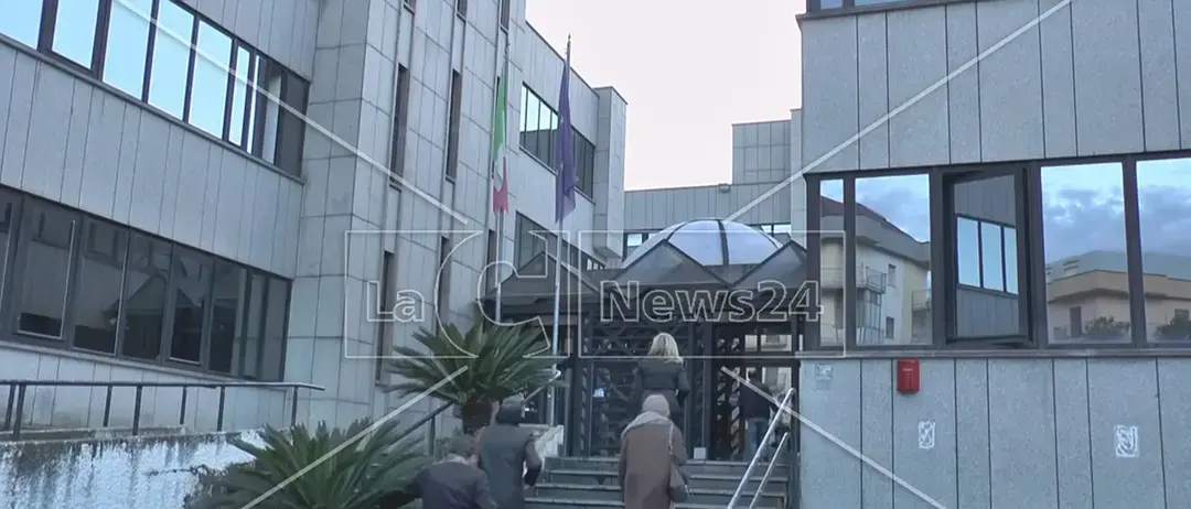 Paola, confermato l’affidamento dei due fratellini maltrattati: restano con il padre e la nonna paterna\n