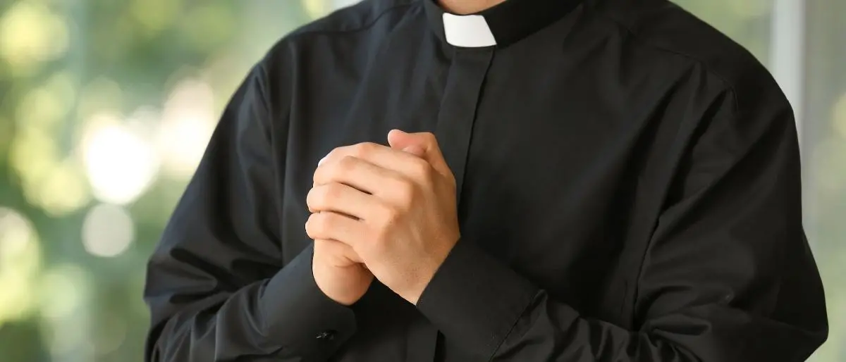 Sacerdote arrestato nel Bresciano: è accusato di violenza sessuale su minori