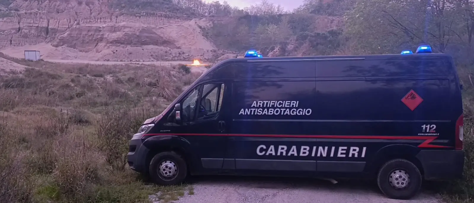 Trova una bomba a mano della Seconda guerra mondiale mentre lavora nel suo terreno a Borgia: intervengono gli artificieri