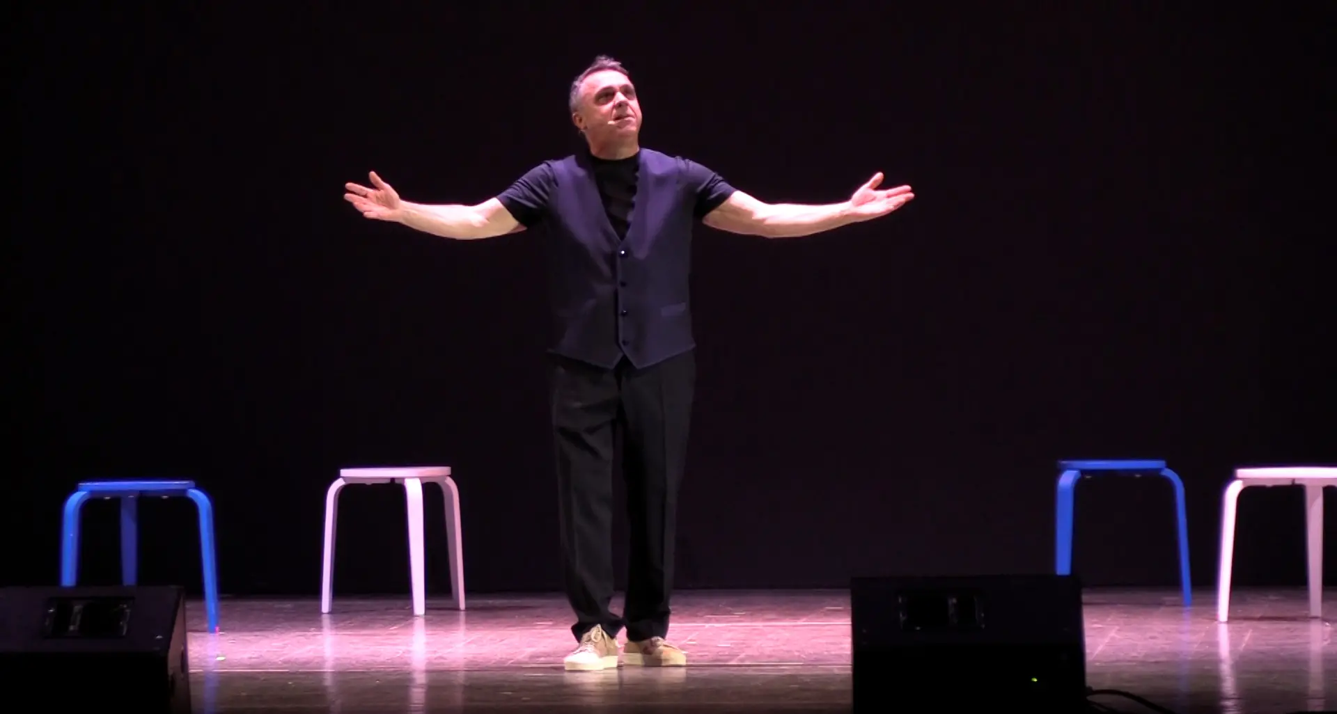 Gabriele Cirilli e la sua family conquistano il Teatro Cilea di Reggio Calabria e fanno il tutto esaurito\n