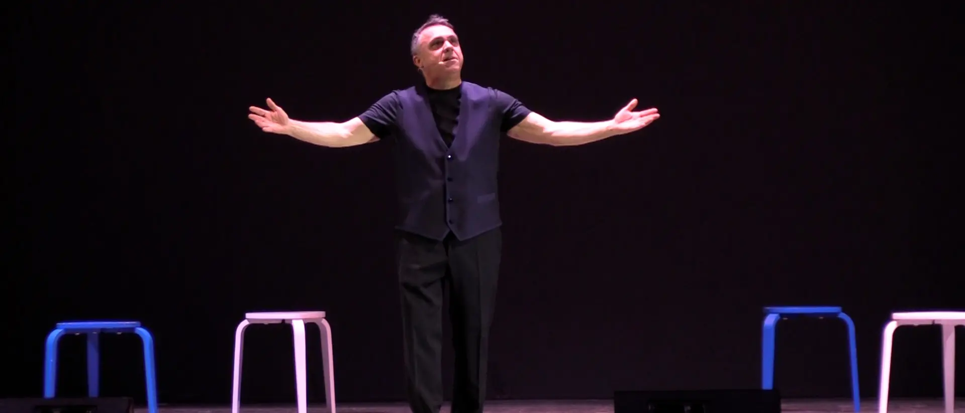 Gabriele Cirilli e la sua family conquistano il Teatro Cilea di Reggio Calabria e fanno il tutto esaurito\n