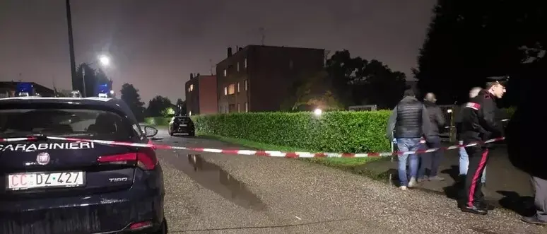 Donna uccisa a coltellate davanti a casa in provincia di Varese, fermato il marito\n