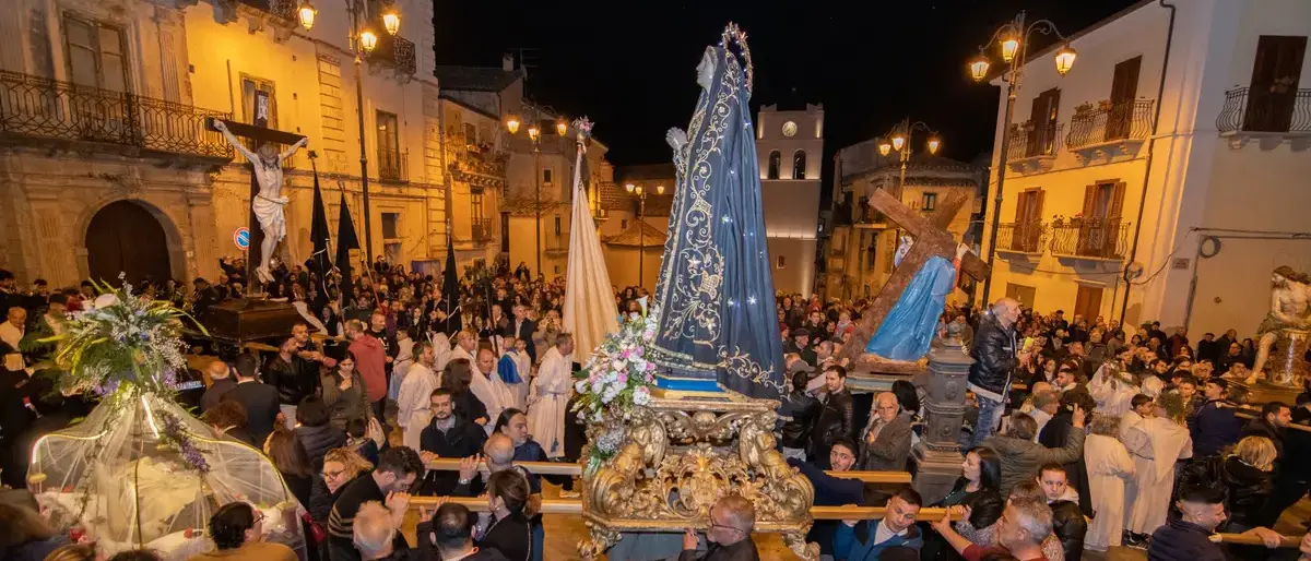 Tra fede e tradizione: a Caulonia si rinnova il rito del Caracolo, la processione che racconta la Passione di Gesù\n